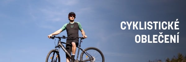 Muž v oblečení značky Radvik na kole