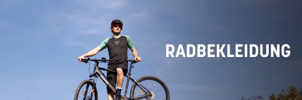 Ein Mann in Kleidung der Marke Radvik auf einem Fahrrad