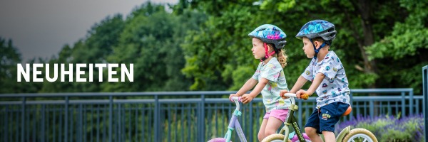 Kinder auf Fahrrädern in Kleidung der Marke Bejo