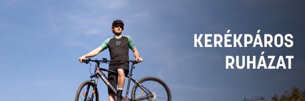 Egy férfi Radvik márkájú ruházatban egy kerékpáron
