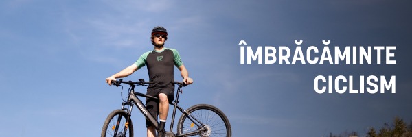 Un bărbat îmbrăcat cu haine de la marca Radvik pe o bicicletă