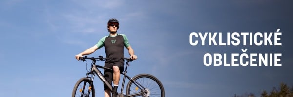 Muž v oblečení značky Radvik na bicykli
