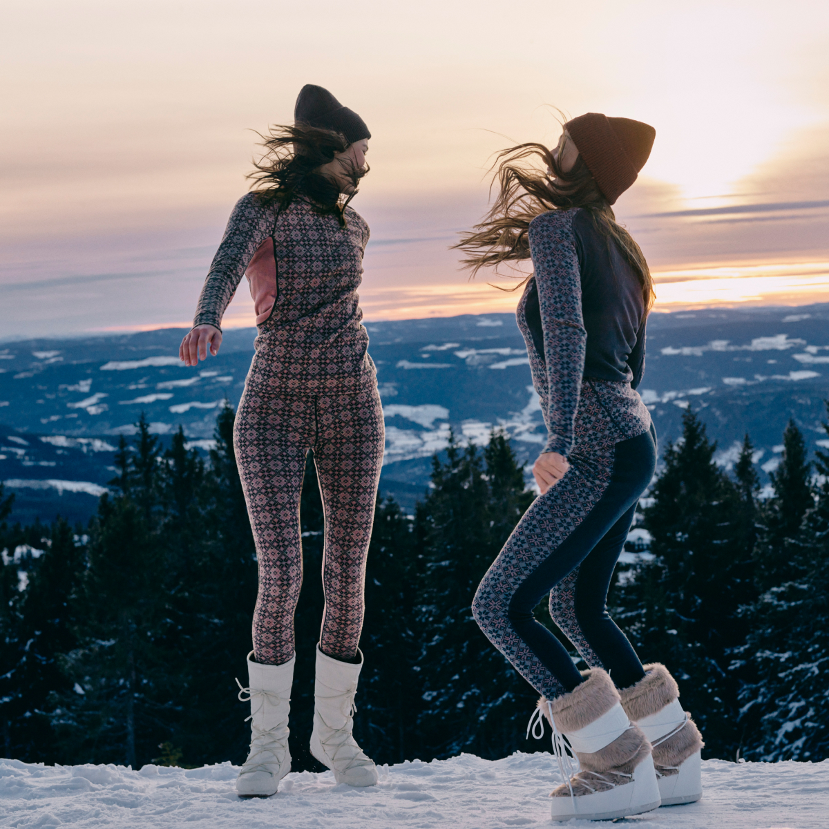 Două femei în lenjerie termoactivă de la marca Kari Traa