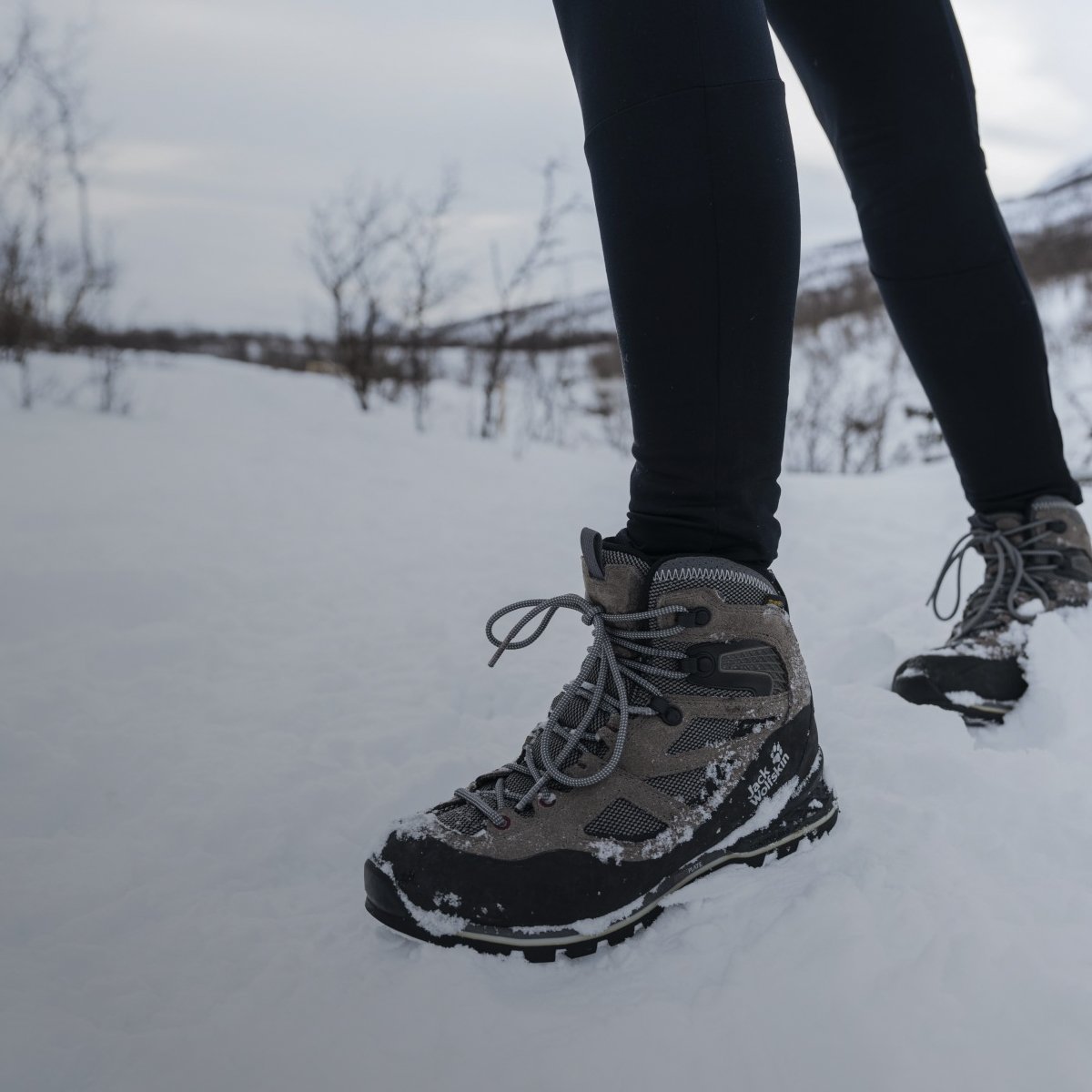 Pantofi de trekking pentru DAMĂ de la marca Jack Wolfskin.