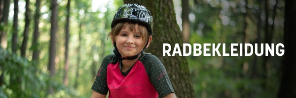 Ein Kind in Fahrradkleidung der Marke Radvik