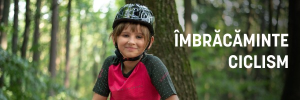 Un copil îmbrăcat în haine de bicicletă de la marca Radvik